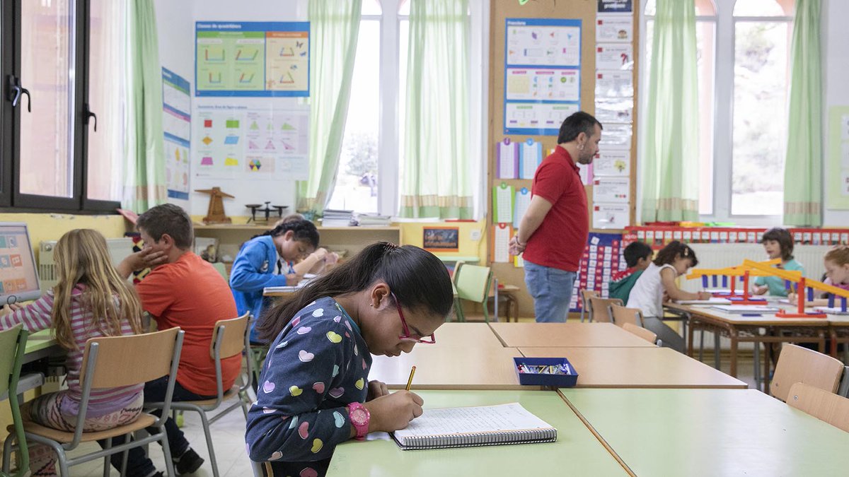 El curs vinent, si un alumne dona positiu per #Covid19, els membres del seu grup estable de convivència seran aïllats 14 dies a casa i se’ls farà el test PCR

📙 Consulta aquí el document de gestió de casos #Covid19 als centres educatius 👇
🔗 govern.cat/govern/docs/20…