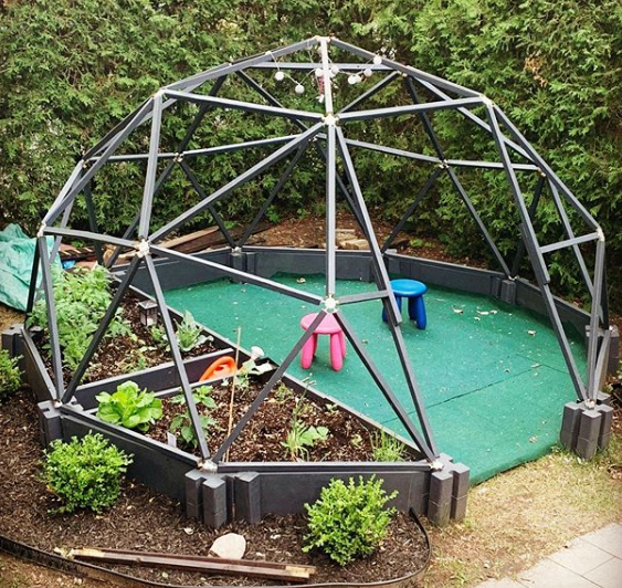 buildwithhubs's tweet photo. This weeks #domedone is this lovely little den dome from Nick in Montreal - his kids have taken to sleeping out under the stars! Neat idea to integrate a growing space for them, so they can get used to planting and tending to their crop https://t.co/r3L4NoCp6O