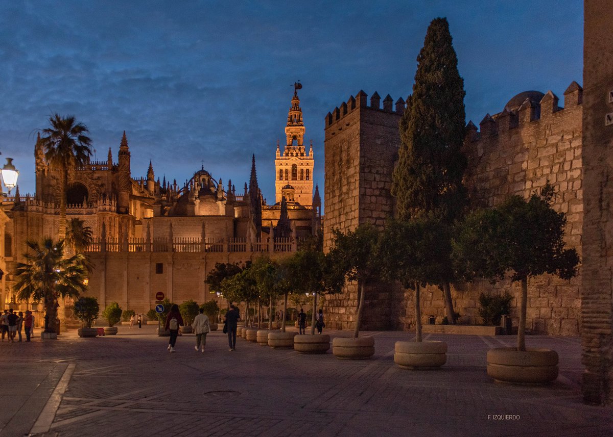 Paqui_Izquierdo's tweet photo. #UnaNocheDeAmorDesesperada #Triana 😍😍😍🎶🎶🎶🎶@CarmenFiesta @canalfiesta te la adorno con una noche de Sevilla en vez de de Triana que es la que tengo a mano. 😄 https://t.co/PqNzDKvzY1
