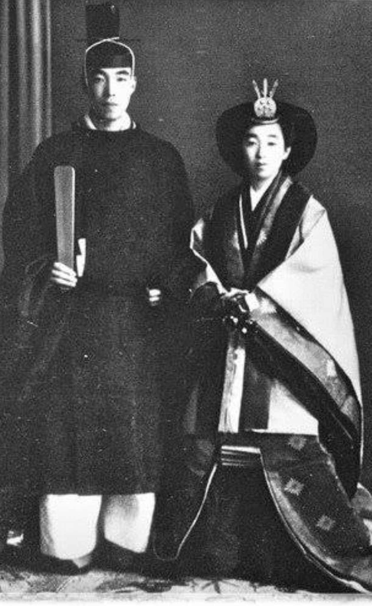 Emma 東久邇成子さまは 香淳皇后の十二単を御召しになって御結婚なさいました 香淳皇后とサイズも同じ ピッタリだったそうですよ 鷹司和子さまも池田厚子さまも 島津貴子さまも 袿袴で嫁がれましたね その袿袴を継がれれば良かったものを Emma 東久邇成子さまは 香淳皇后の十二単を御召しになって御結婚なさいました 香淳皇后とサイズも同じ ピッタリだったそうですよ 鷹司和子さまも池田厚子さまも 島津貴子さまも 袿袴で嫁がれましたね その袿袴を継がれれば良かったものを