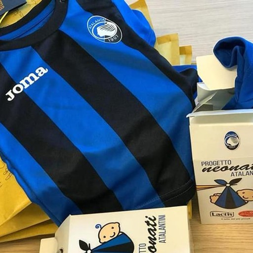 Desde 2018, el #Atalanta envía una camiseta a todos los recién nacidos de Bergamo para tratar de evitar que los niños se hagan de clubes como la #Juventus o el #ACMilan en el futuro. #SupportYourLocalTeam