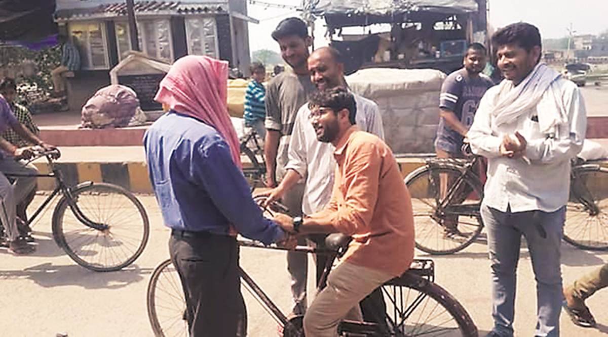 jigneshmevani80's tweet photo. साइकल पर चुनाव प्रचार 
साधारण सी बाइक पर विधानसभा 
और सरकारी बस में मतक्षेत्र 
यही सही लगता है !

(photo credits: Indian Express, Mera News) https://t.co/gltC1kqiVL