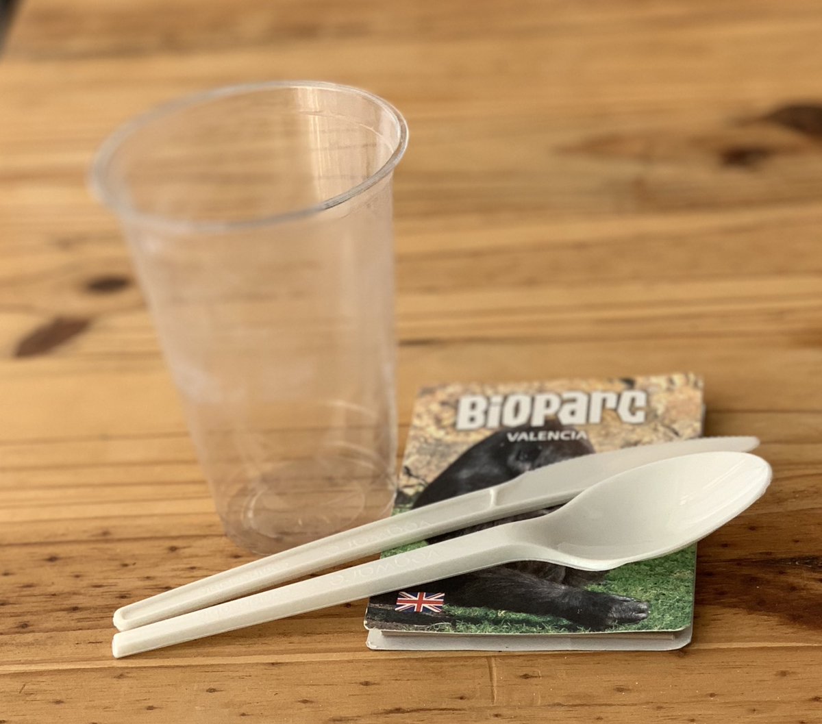 ¿Sabías que en <a href="/Bioparc/">BIOPARC Valencia</a> los cubiertos y los vasos están hechos de MAÍZ? Así de involucrados están con el medioambiente. La cocina de Eduard cuida hasta el más mínimo detalle. Además la paella está riquísima #nomasplastico