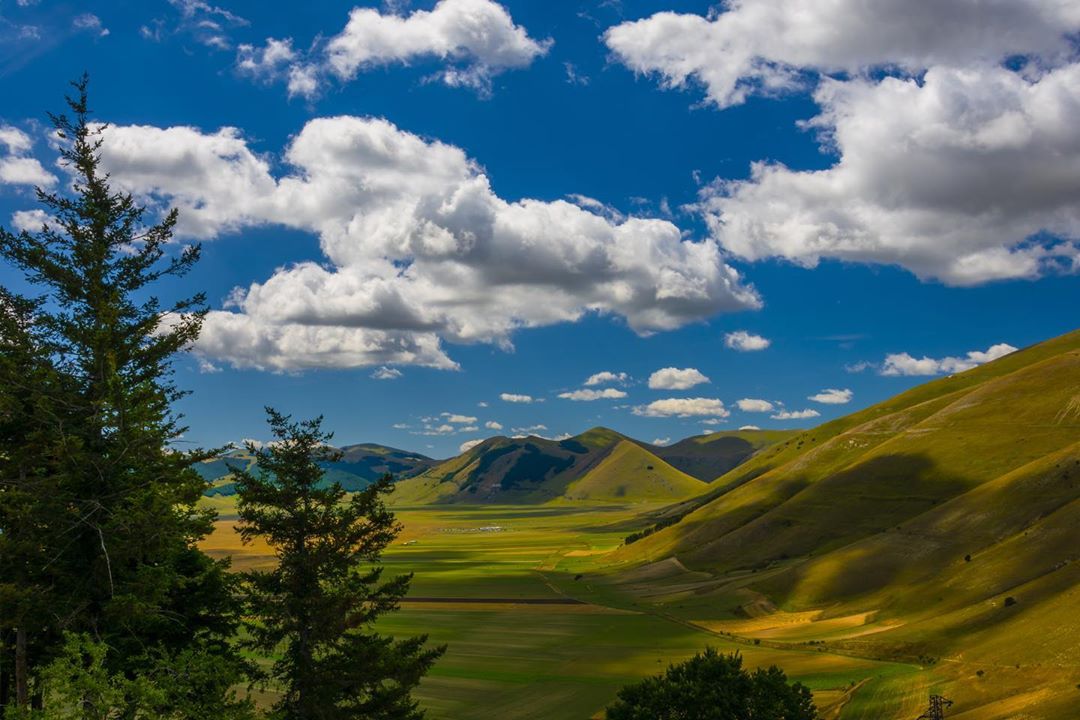 Pronti per concedervi una giornata in uno dei luoghi più suggestivi d’Umbria? Un’escursione nel parco dei Monti #Sibillini rappresenta un’irripetibile simbiosi di storia, natura, cultura e magia.
bit.ly/3fKHx5e
Ph IG alessiobaleani
#umbriacuoreverde #viaggioinumbria