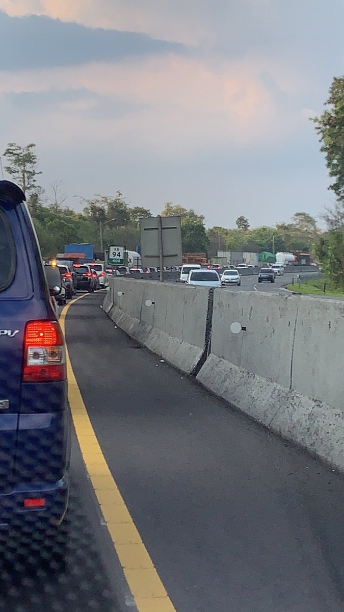 didach's tweet photo. Jalan tol purbaleunyi macet parah dari KM 94 arah jakarta @PTJASAMARGA @RadioElshinta https://t.co/VU2i5GbVBl