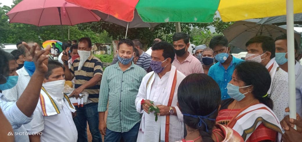 BJD4Jspur's tweet photo. ଜଗତସିଂହପୁର ନିର୍ବାଚନ ମଣ୍ଡଳୀ ପଲ୍ଲୀ ପଞ୍ଚାୟତ ସୀଙ୍ଗିପୁର ଗାଁର ୧ କିଲୋମିଟର କେନାଲ ରାସ୍ତା ଭିତ୍ତି ପ୍ରସ୍ତର ସ୍ଥାପନ କଲେ ଜଗତସିଂହପୁର ବିଧାୟକ ପ୍ରଶାନ୍ତ କୁମାର ମୁଦୁଲି ଓ ଜଗତସିଂହପୁର ସାଂସଦ ଡାକ୍ତର ଶ୍ରୀମତୀ ରାଜଶ୍ରୀ ମଲ୍ଲିକ।
@Naveen_Odisha 
@bjd_odisha https://t.co/NE4wksDw3o