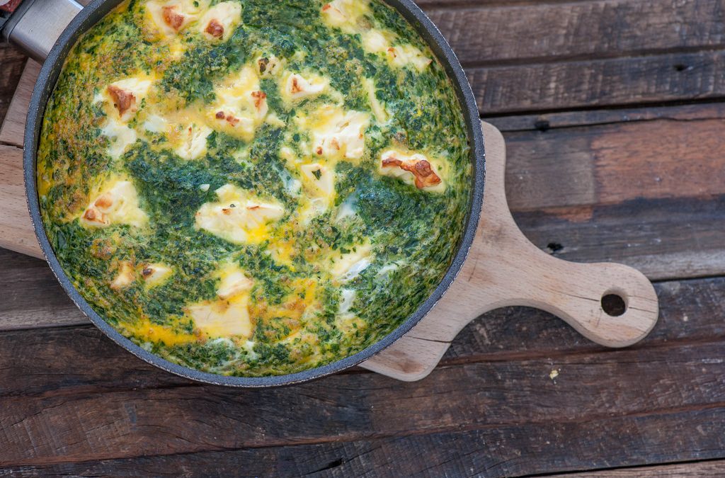 La fritatta es una especialidad de la cocina italiana parecida a la tortilla francesa. 

Se puede rellenar de diferentes ingredientes como carne, vegetales, quesos, setas, etc. En nuestra versión #lowcarb le hemos añadido espinacas, salchichas o bacon. 

👉ow.ly/9qn550ALXpD