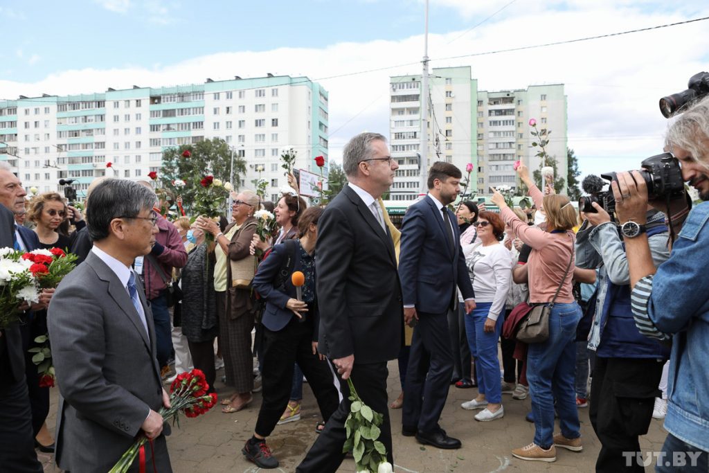 Los embajadores extranjeros de la UE se manifiestan en Minsk en honor al primer "manifestante" muerto. La causa de su muerte fue que le estalló el explosivo que pretendía lanzar a los antidisturbios, según fuentes oficiales.