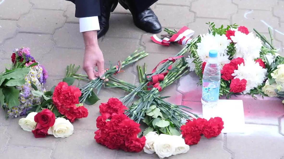 Los embajadores extranjeros de la UE se manifiestan en Minsk en honor al primer "manifestante" muerto. La causa de su muerte fue que le estalló el explosivo que pretendía lanzar a los antidisturbios, según fuentes oficiales.