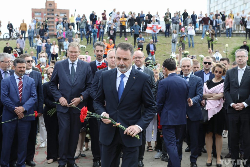 Sigue el guión injerencista en #Bielorrusia: Este jueves 13 de agosto varios embajadores, entre los que se encontraban los de Alemania, Francia o EEUU, depositaron flores en #Minsk en apoyo a las protestas opositoras. ¿Tolerarían algo así en sus países de origen?