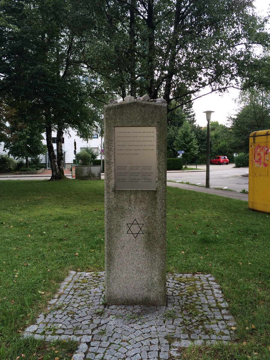 Immerhin gibt es seit 2009, u.a. wegen  @vvn_bda, für die im  #Holocaust ermordete Traunsteiner Familie Holzer einen Gedenkstein. Dieser wurde bereits mehrfach beschmiert und beschädigt.