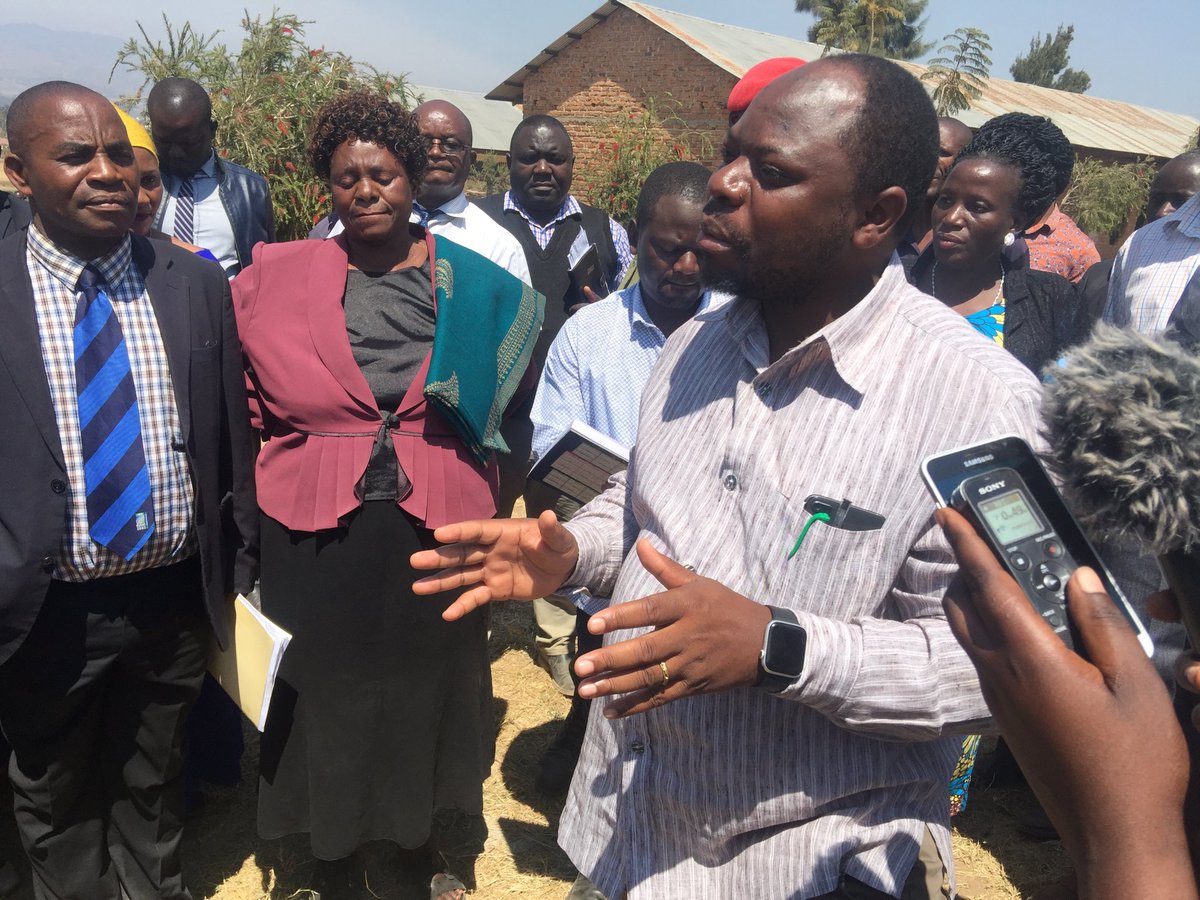 ya_mbeya's tweet photo. RC Chalamila atembelea mradi  wa ujenzi wa Maabara tatu, Madarasa Mawili na Matundu sita ya vyoo unaotekelezwa katika shule ya sekondari Itezi Jijini Mbeya, shule hiyo imepokea kiasi cha Shilingi 146,600,000/= kilichotolewa na Serikali kwaajili ya ujenzi huo... https://t.co/xL5D4Gxl7U