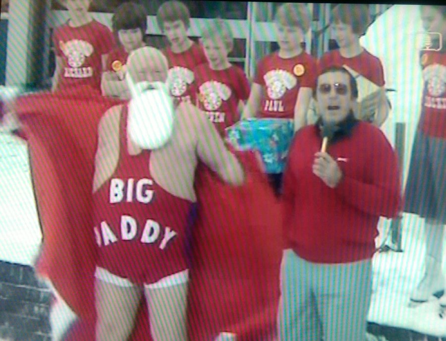 DoktorWatson's tweet photo. @TalkingPicsTV Will you be showing the #Runaround: Christmas On Ice Special 1980?
Mike Reid & a stuffed polar bear (solely there to stop him falling on his arse) with the help of a Chinese 'Eskimo' in a carpark, Big Daddy as Father Christmas & Madness. It's like a Nigel Farage fever dream. ☃️🎅🏻 https://t.co/YtlwGo5WvK