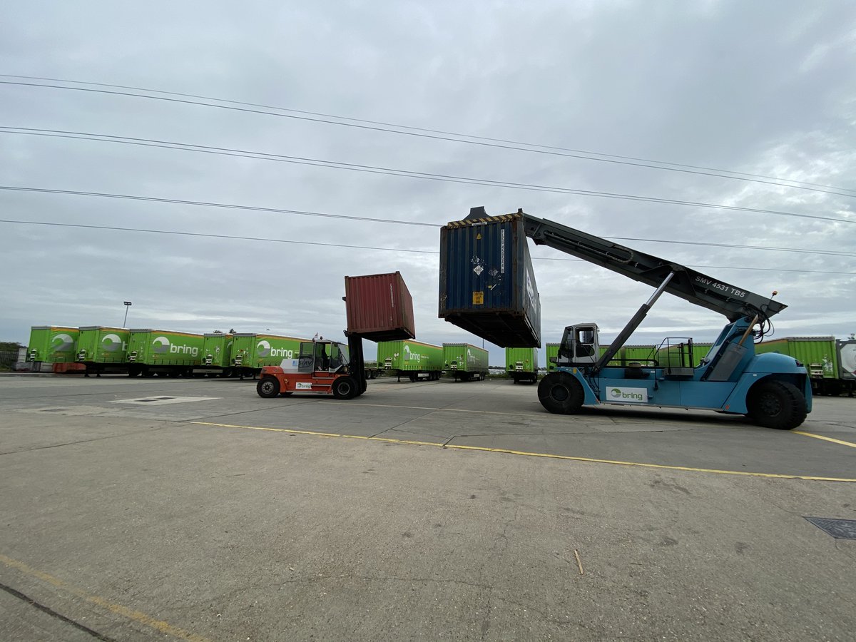 UkBring's tweet image. A busy Friday here in Stallingborough, with our toplift able to lift empty and fully loaded containers and tanks. We also have a vast fleet of forklifts including a 16 tonne forklift. For any enquires please contact : terminaluk@bring.com #findingnewways