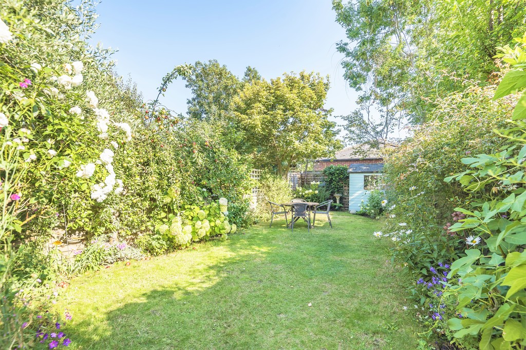 Newly Launched in #HenleyonThames 🏡 A beautifully light, elegant #property #forsale with parking and a south facing garden, in a highly sought after position on Hamilton Avenue under 1/4 mile to the train station &amp; town centre. More details👉🏾 bit.ly/3am8sUa-Hamilt… #estateagent