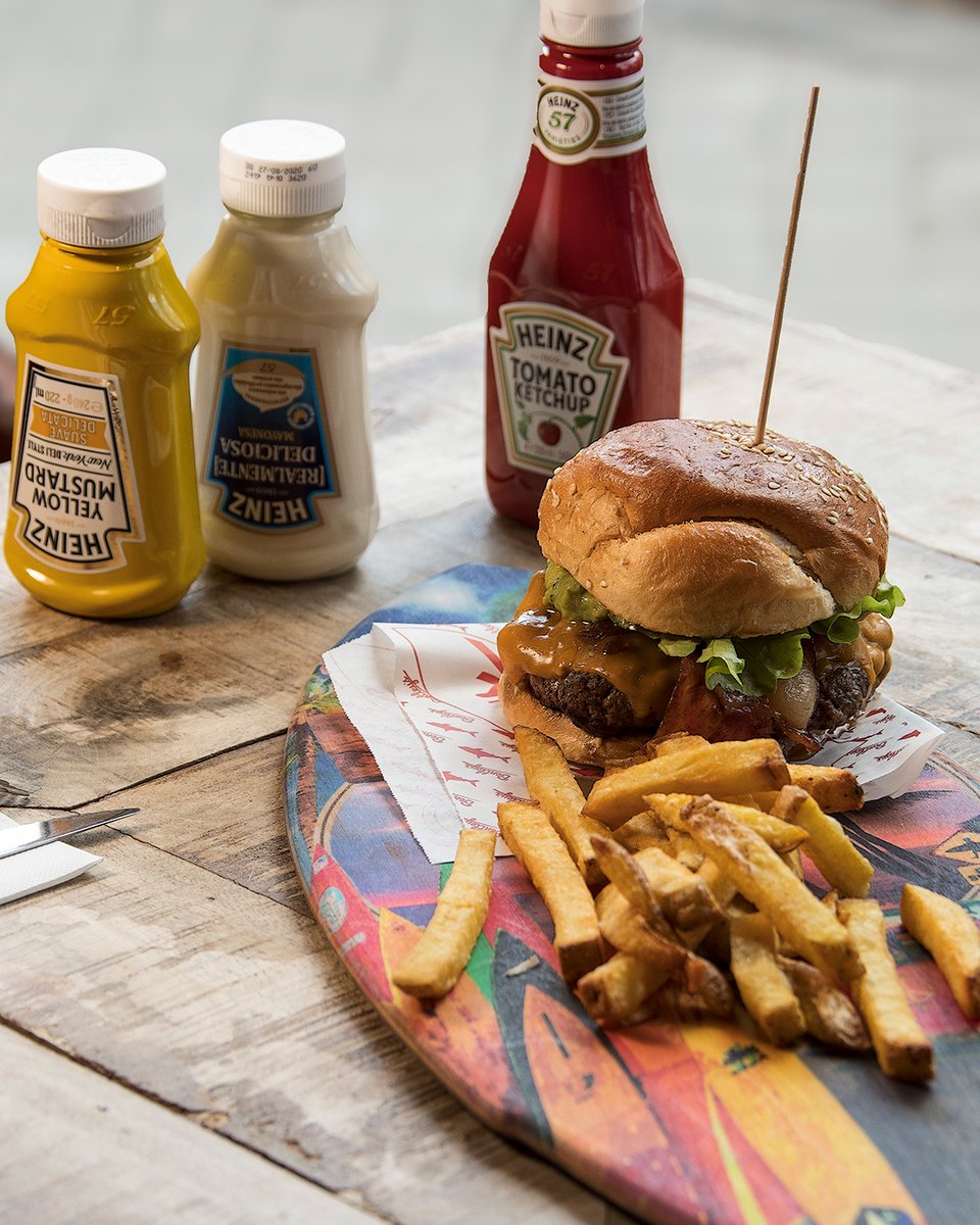 BentleysBurger's tweet photo. Ya sabes dónde encontrar las mejores hamburguesas de Madrid. Haz tu reserva y ven a visitarnos o haz tu pedido a domicilio con el código: SALDREMOSDEESTA y tendrás un -10%.
https://t.co/IW4FCMX2w6 https://t.co/kuSr5exzza