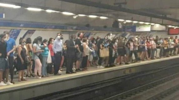 Nega_Maiz's tweet photo. RADIO ESPERANZA a pie de calle. 

El metro de Madrid va así porque priman los criterios técnicos y centófekos sobre los económicos. La culpa es de los jóvenes y el botellón. Y de los fumadores. Y del capitán posteriori. https://t.co/m7yQXvD9jr