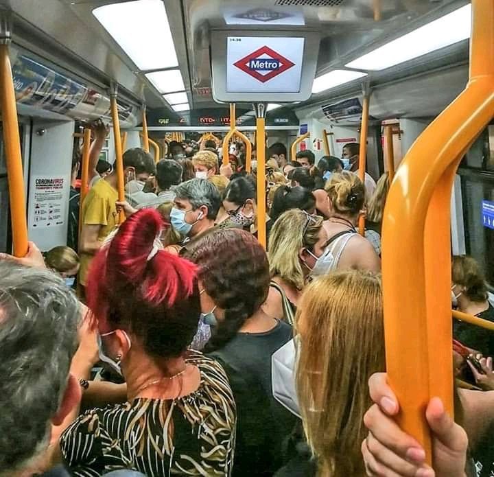 Nega_Maiz's tweet photo. RADIO ESPERANZA a pie de calle. 

El metro de Madrid va así porque priman los criterios técnicos y centófekos sobre los económicos. La culpa es de los jóvenes y el botellón. Y de los fumadores. Y del capitán posteriori. https://t.co/m7yQXvD9jr