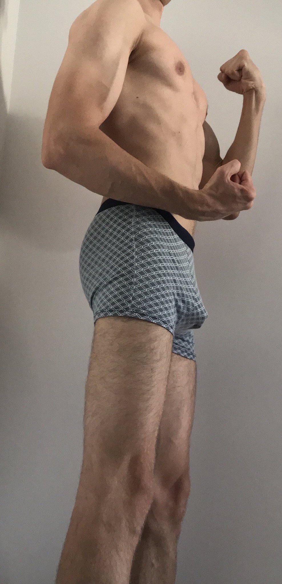 Tell me how nice my body is 

#footmaster #alphamale #footfetish #straightmaster #guyfeet #findom #cashmaster