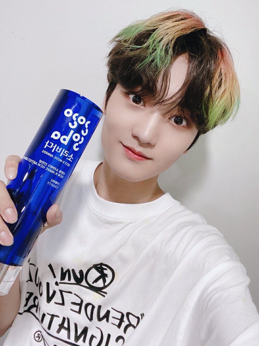 CRAVITY_twt's tweet photo. 어제 정말 꿈만 같은일이 벌어져서 꿈인지 현실인지 구분하려고 잠자고 왔어요 ㅋㅋㅋ😆 진짜 일어난 일이었네요 바로 어제.. 진짜 이 모든게 러비티 덕분입니다~♡ 앞으로도 더 발전하는 크래비티 되겠습니다! 사랑해요💜 

#크래비티 #태영 #신인상 #러비티_언제나_사랑해 https://t.co/9tF1y8zEjN