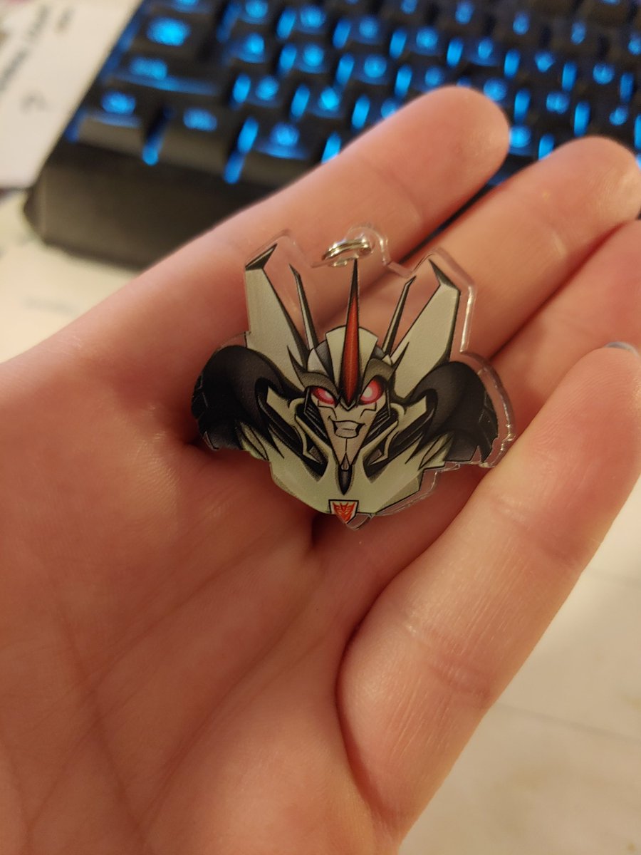 KarrashiArt's tweet photo. Would anyone like a Statscream charm? It got cut wrong and so its unsellable. All I ask is $1 for shipping! (If i get a lot of responses I'll make a drawing) #starscream #transformers #transformersprime #tfp #tfpstarscream #keychaincharm #transformersmerch https://t.co/L9trbEMC2q