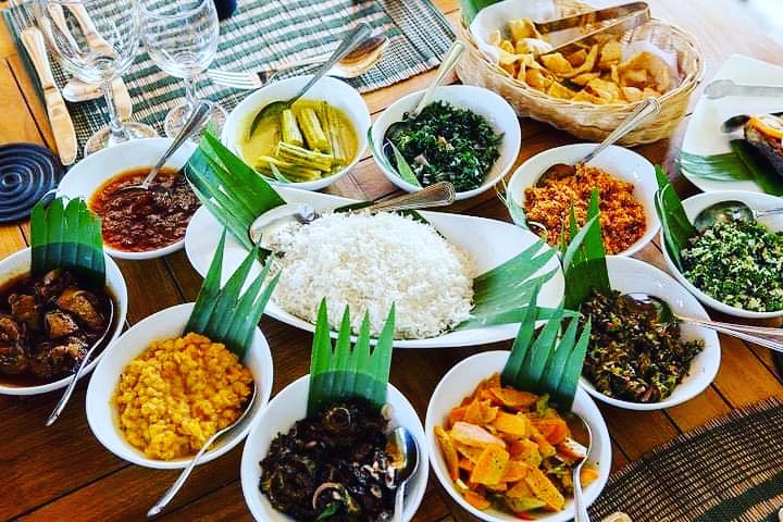 Diethelm_SL's tweet photo. The vibrancy of its colours, the aroma of the spices and the flavours, together in one meal makes it a treat for the senses. Already craving for a Sri Lankan meal? Let us take you on a Sri Lankan food tour.
Whatsapp us +94772667131
📷 : Credits to the creators https://t.co/ACaTBke3ak
