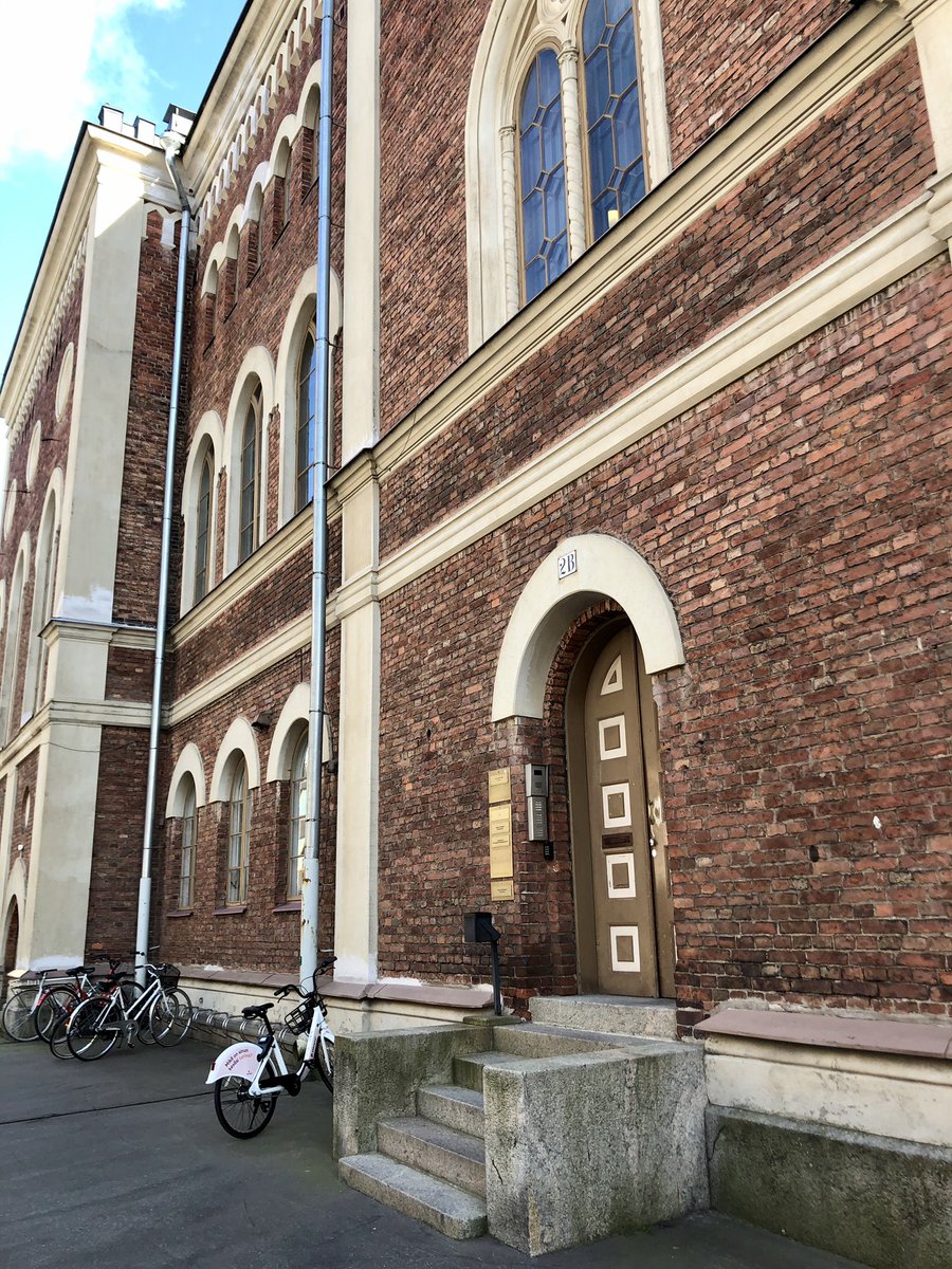 ira_vihrealehto's tweet photo. Maaliskuun jälkeen ekaa kertaa kävin eilen meidän toimistolla Ritarihuoneella. Ja nyt ei tietoa et milloin seuraavan kerran 🤔 Helsingin lukuisat maskeissa kulkevat ihmiset näyttivät tietysti järkeviltä, mut tuntui apokalyptiselta. #ajat https://t.co/paNIbBpalo