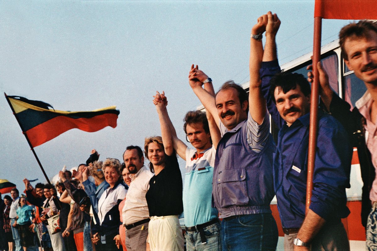 On 23 August 1989 The #BalticWay was a peaceful political demonstration. Approx. 2 million people formed a human chain.The civic initiative invites Lithuanians to express their solidarity with #Belarus people and on 23 August to form a human chain from Vilnius to #беларусь border