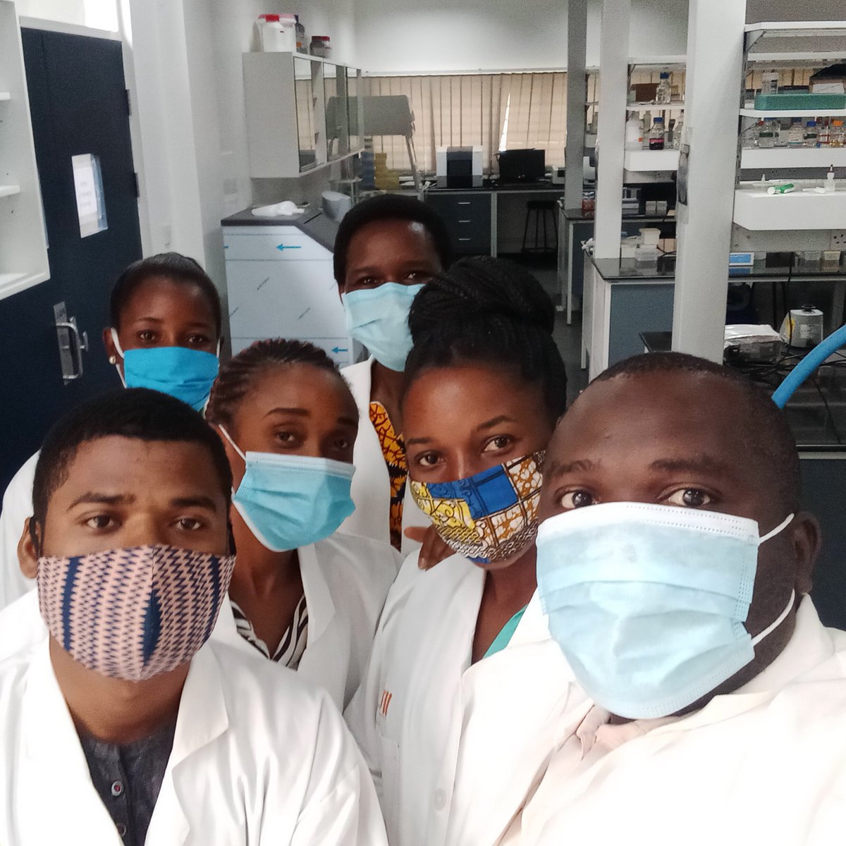 Our safest comes first...part of VVEG team members <a href="/IITA_CGIAR/">IITA</a> Dar es salaam Tanzania battling COVID19💪 by wearing mask😷😷 in the molecular lab
#IitaCOVID19Contest 
#WorldMaskWeek