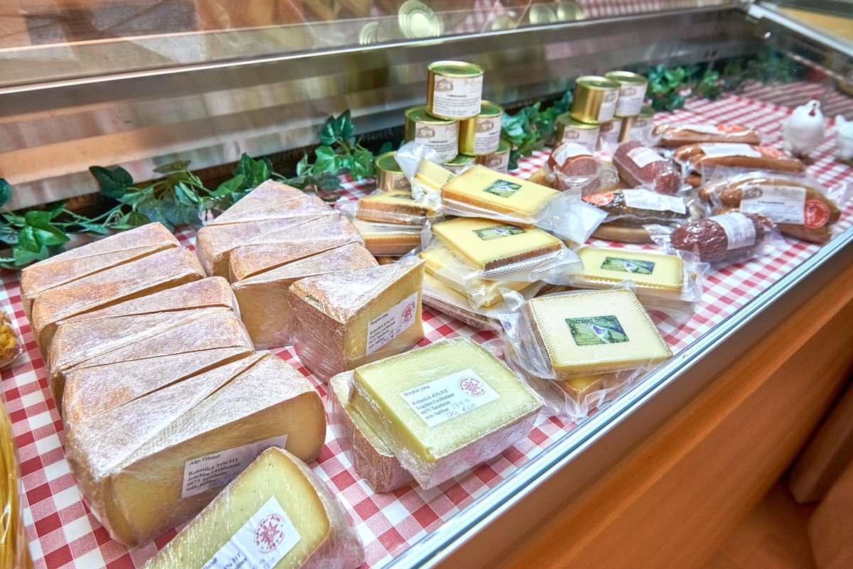 Saftiger Speck, rassiger Käse und süßer Honig. In unserem schönen Tal werden viele Lebensmittel traditionell und vor Ort hergestellt. 🥓🧀🍯

Wie diese hergestellt werden und wo ihr sie erwerben könnt lest ihr hier 👇
tannheimertal.com/online-magazin…

#tannheimertal
©️ Bilder Achim Meurer