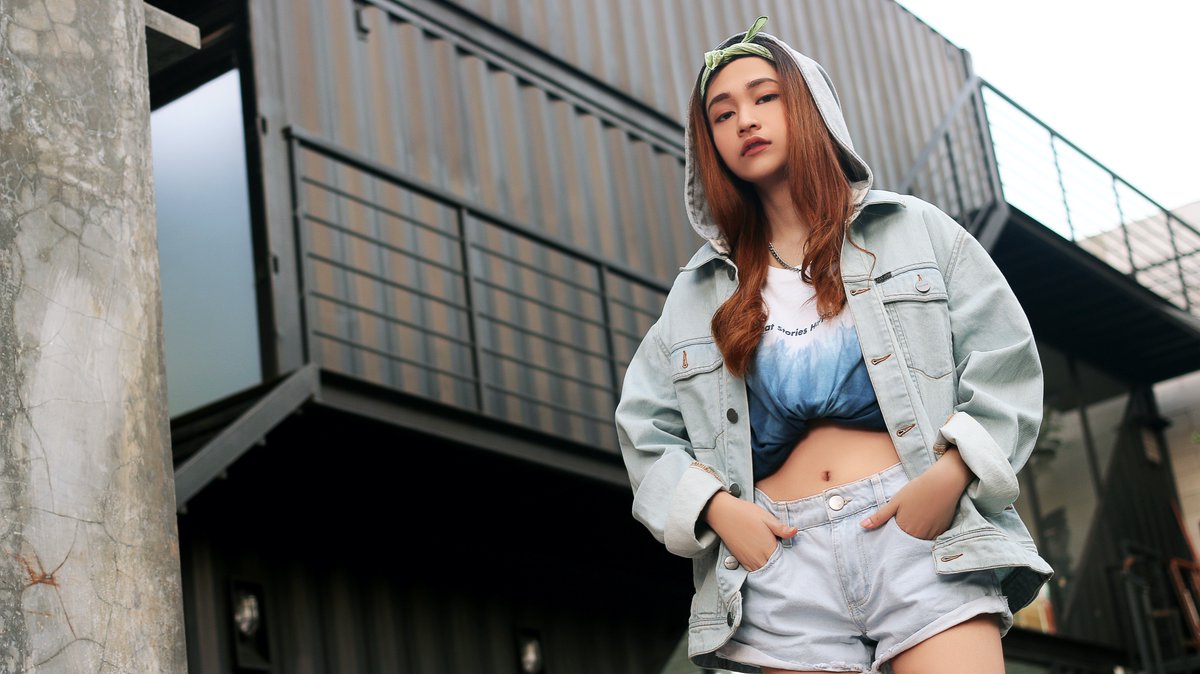 Tie Dye T shirt + Denim will never go out of style!

Copy what she wears:
☀︎T Shirt Navy Great Stories Happens
☀︎Jacket Denim Light Blue with Hoodie

It’s MUST HAVE item right now, check it out: tirajeans.com