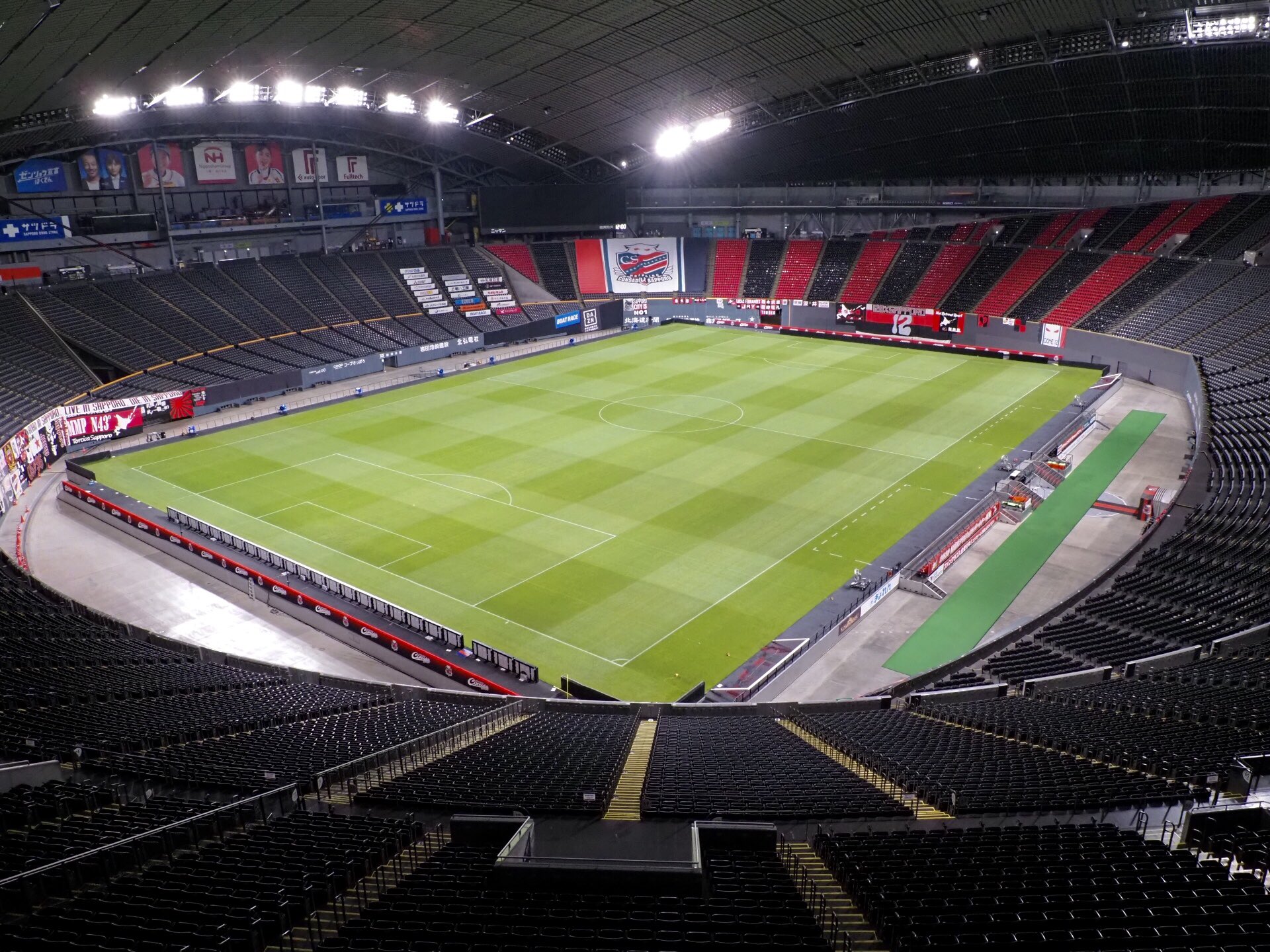 ロプロス 8月中は展望台も駐車場も無料開放中ということで 札幌ドームに行ってきました 明日コンサドーレの試合があるので フィールドは初めて見るサッカーモードに 見慣れたはずの札幌ドームがまるで別の場所になったみたいな面白い感覚 T Co
