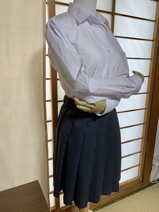 わたくしスカートや制服はこれを参考に描いております。実物の高校の制服です…。後たまに抱きついて「ンフーーー!!!女の子細ーーい!!!ンフーーー!!!!」とかやってます…。 