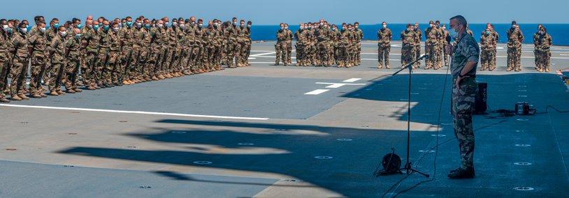 LegionEtrangere's tweet image. #SolidaritéLiban Le chef de Corps du #2REG fait un point de situation au large des côtes libanaises pour préparer le déploiement des légionnaires sur #Beyrouth. 
#SolidariteLiban 🇫🇷🇱🇧