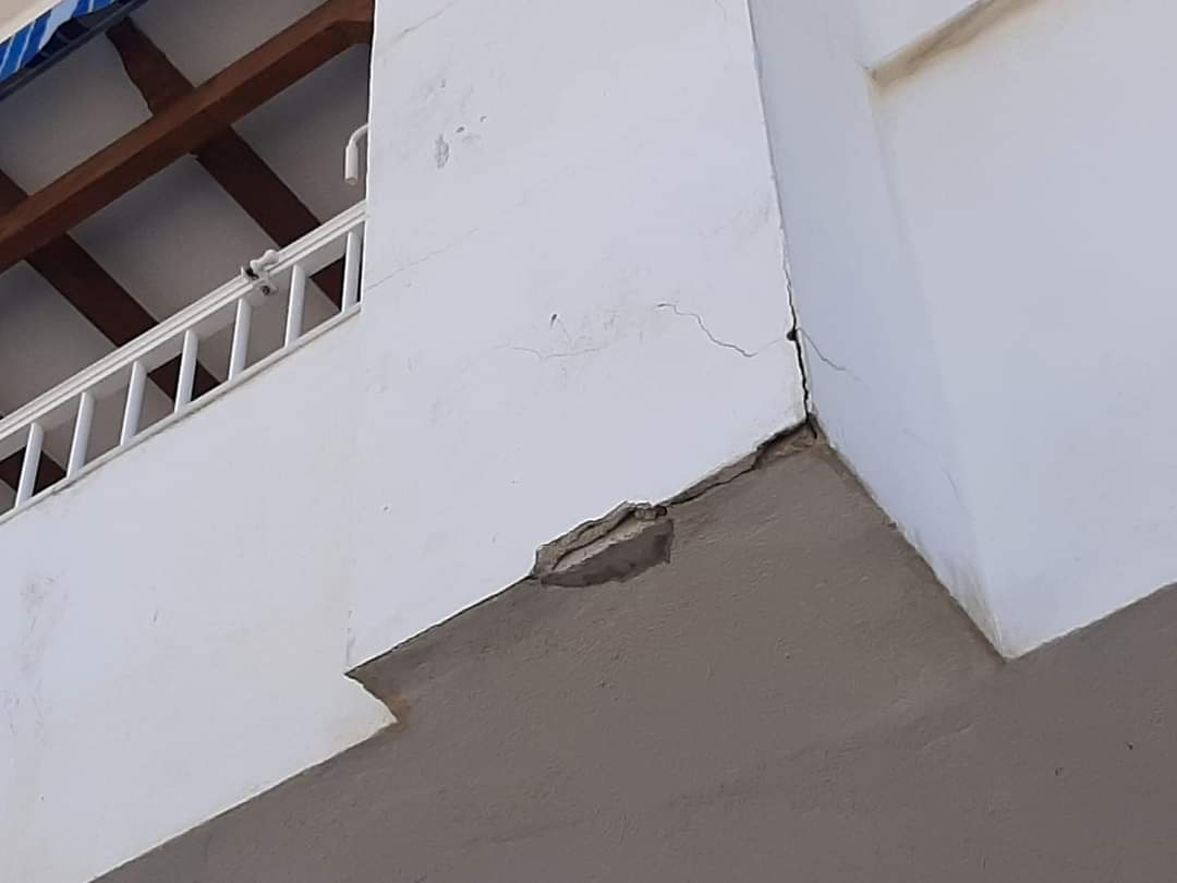 KerakollMiguelC's tweet photo. MUY IMPORTANTE.
Repara las #fisuras y/o #grietas de los #balcones y #volados de tu #edificio, cuanto antes. 
Pones en RIESGO la integridad fisica de las personas que transitan por la calle bajo tu edificio, y TU eres el RESPONSABLE. 
#Geolite 

https://t.co/ndUguMRi9H https://t.co/doXugssQUv
