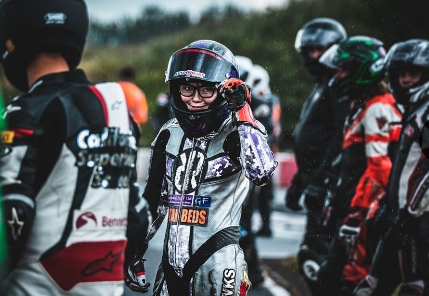 LissyRacing34's tweet photo. I wonder if o can get to 2000 followers before the end of the weekend 🤔😊 https://t.co/vcjlSWPh29