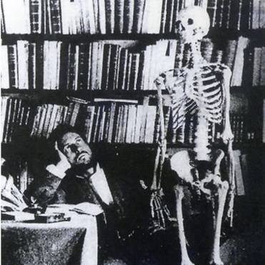Doctor_Bacteria's tweet photo. Cajal, leer y meditar.

"Leamos y meditemos para no polarizarnos. La conmoción cerebral debida a la aportación diaria, aseméjase a la agitación del agua madre de una solución salina: estorba la cristalización definitiva de las ideas y la petrificación de la máquina pensante." https://t.co/93asD8T9c8