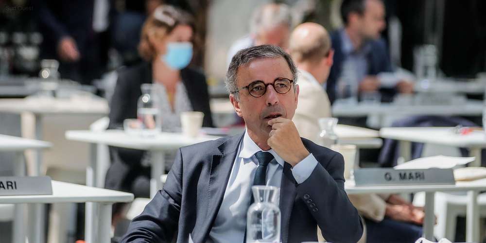 sudouest's tweet photo. Covid-19 à Bordeaux : pour Pierre Hurmic, "il ne faudra pas hésiter" à interdire de fumer sur les terrasses https://t.co/JezoYAttw6 https://t.co/BLngHKpc12