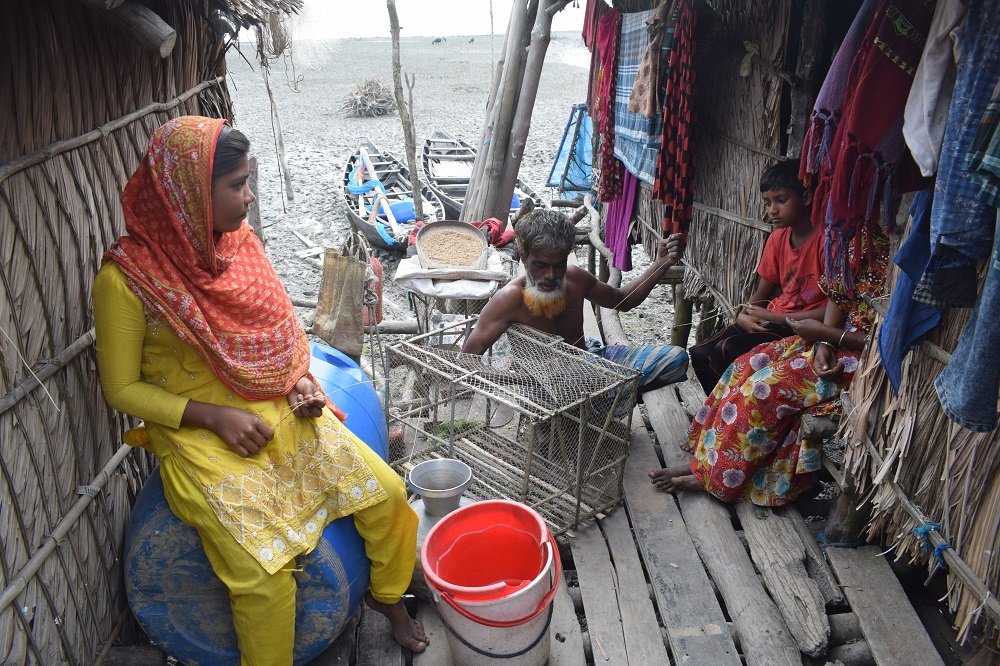 JamwalNidhi's tweet photo. When #CycloneAila washed away the land of Kalabagi village, by the Shibsa river with the #Sundarbans on the other side of the river in Bangladesh, villagers raised their hutments using bamboo, a climate #Adaptation, and now the entire village is called a 'hanging village'. https://t.co/BxnFyrqaS9