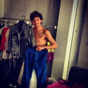 Thread by @rachelsobsessed, Louis Tomlinson in denim jackets~a thread we  all need~ Firstly this iconic []