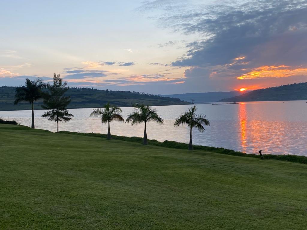 AimeeOlMary's tweet photo. #TemberaUrwanda #TemberaThrowback @FalconGolfRw @IribagizaDoreen my favorites so far๐ค can I have this sunset every day ๐ฉ๐ฅ๐ฅ๐ฅ๐๐๐โค๏ธ https://t.co/K4oo5qjfrR