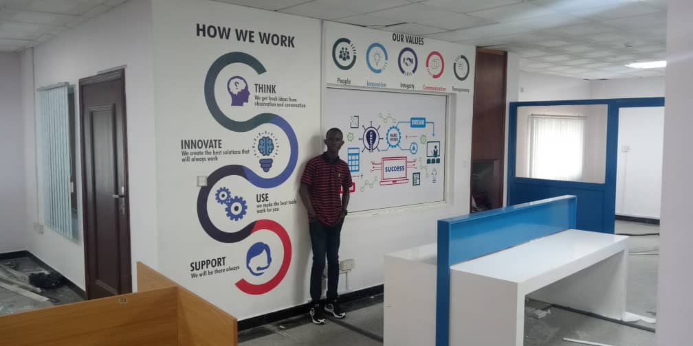 AbiodunAtoyebi_'s tweet image. I met @joeslim1 at @Tolucomms 2019 LinkedIn Optimisation Class. He does interesting stuff with walls and ceilings. We've networked &amp;amp; stayed in touch so I had no problem recommending him when someone in my WhatsApp group requested customised wallpaper specialist

And he delivered!