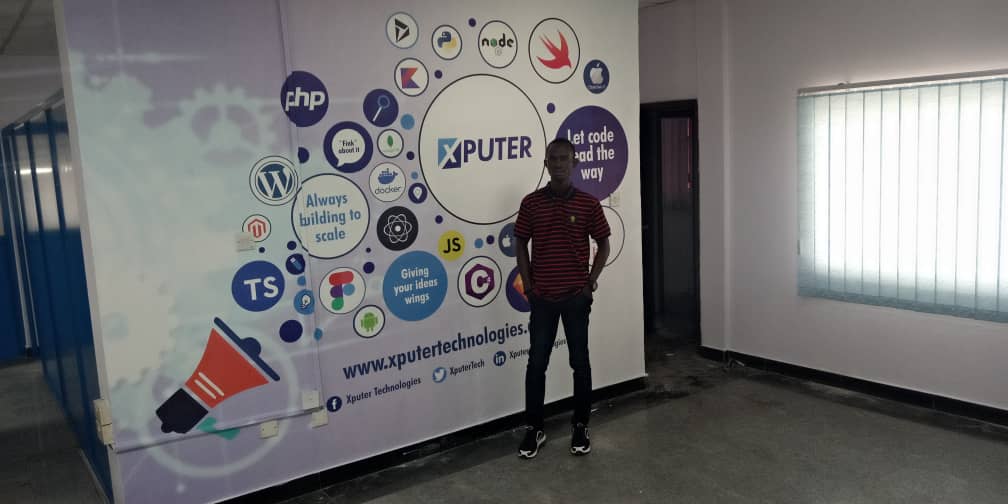 AbiodunAtoyebi_'s tweet image. I met @joeslim1 at @Tolucomms 2019 LinkedIn Optimisation Class. He does interesting stuff with walls and ceilings. We've networked &amp;amp; stayed in touch so I had no problem recommending him when someone in my WhatsApp group requested customised wallpaper specialist

And he delivered!
