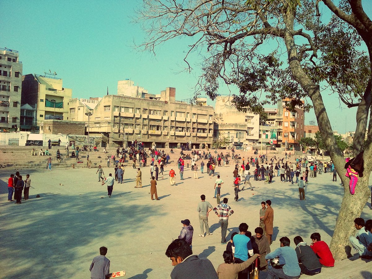 These gardens became key rallying pointIt was said that "any Muslim leader who wished to address the people of Lahore had no choice but to come to the Mochi Gate gardens and speak to public"This perfectly complemented Barkat Ali Islamia Hall located just opposite to Mochi Gate