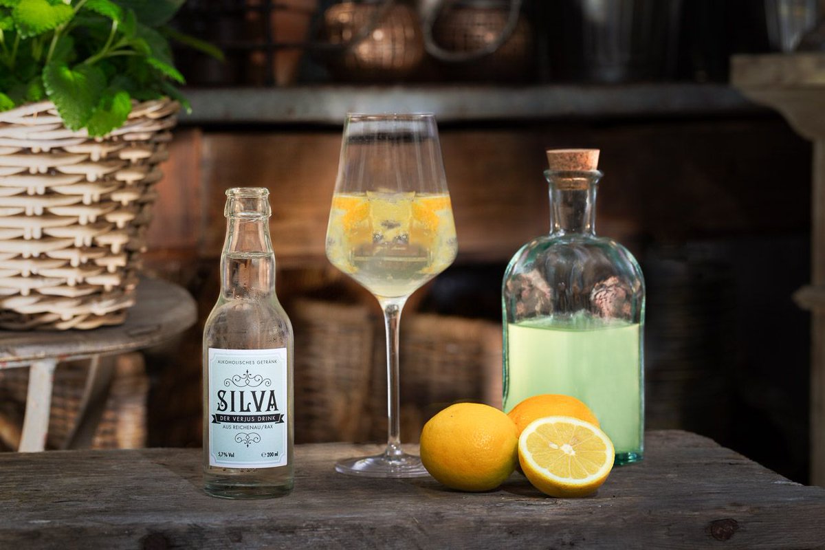 An heißen Tagen wie heute sind leicht säuerliche #Drinks die perfekte Erfrischung.

#SILVA lässt die #Sonne rein.
SILVA mit einem Schuss #Limoncello und sommerlich dekoriert mit einer Zitronenzeste lässt das Herz von Italo-Fans höherschlagen.

#SILVAfriday #Sommer #Freunde