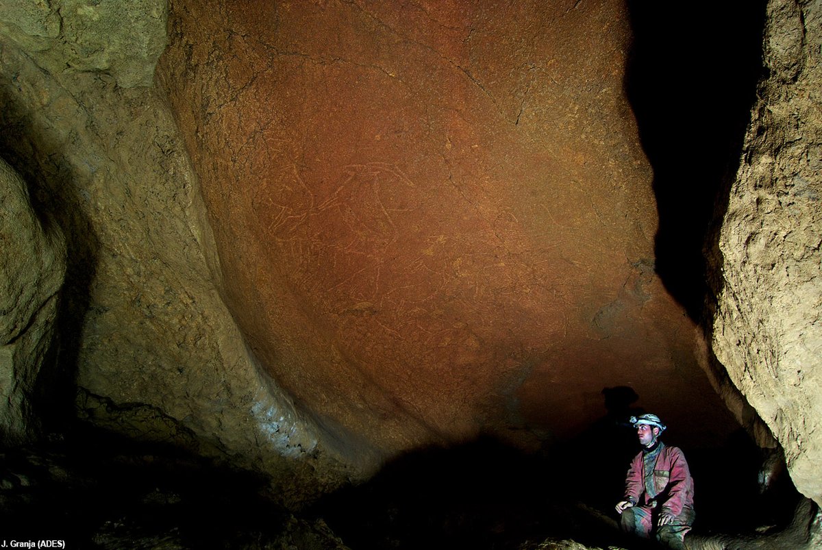 On May 1, 2016, the caving group  #ADES planned an unblocking of the cave, gaining access to the cavern and finding the main panel of engravings. The cavers invited two members of the  #AGIRI archeology group that day and suggested they enter after the discovery. 