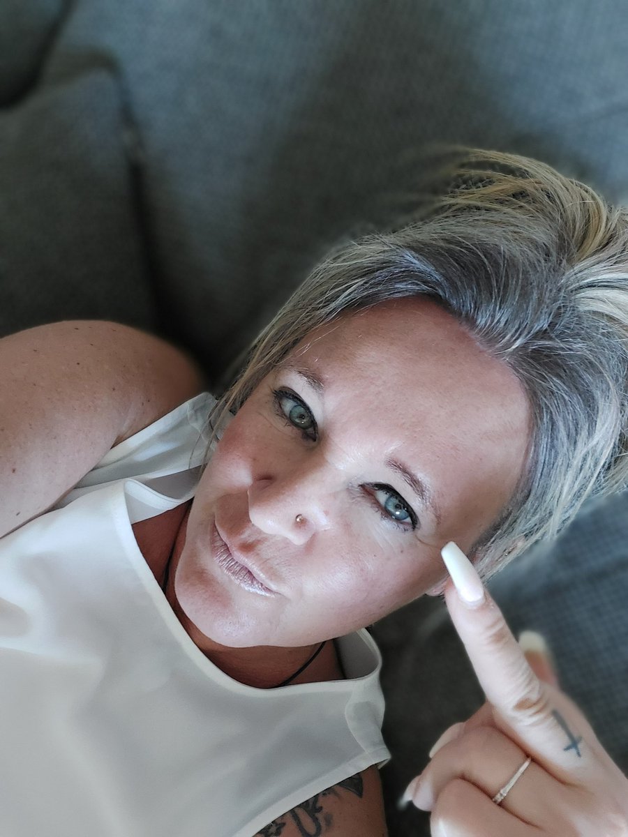 Lay_leey's tweet photo. Guten Morgen ihr Loser,  wer hat meinem Ehrentag vergessen... https://t.co/v7if9jQXrd