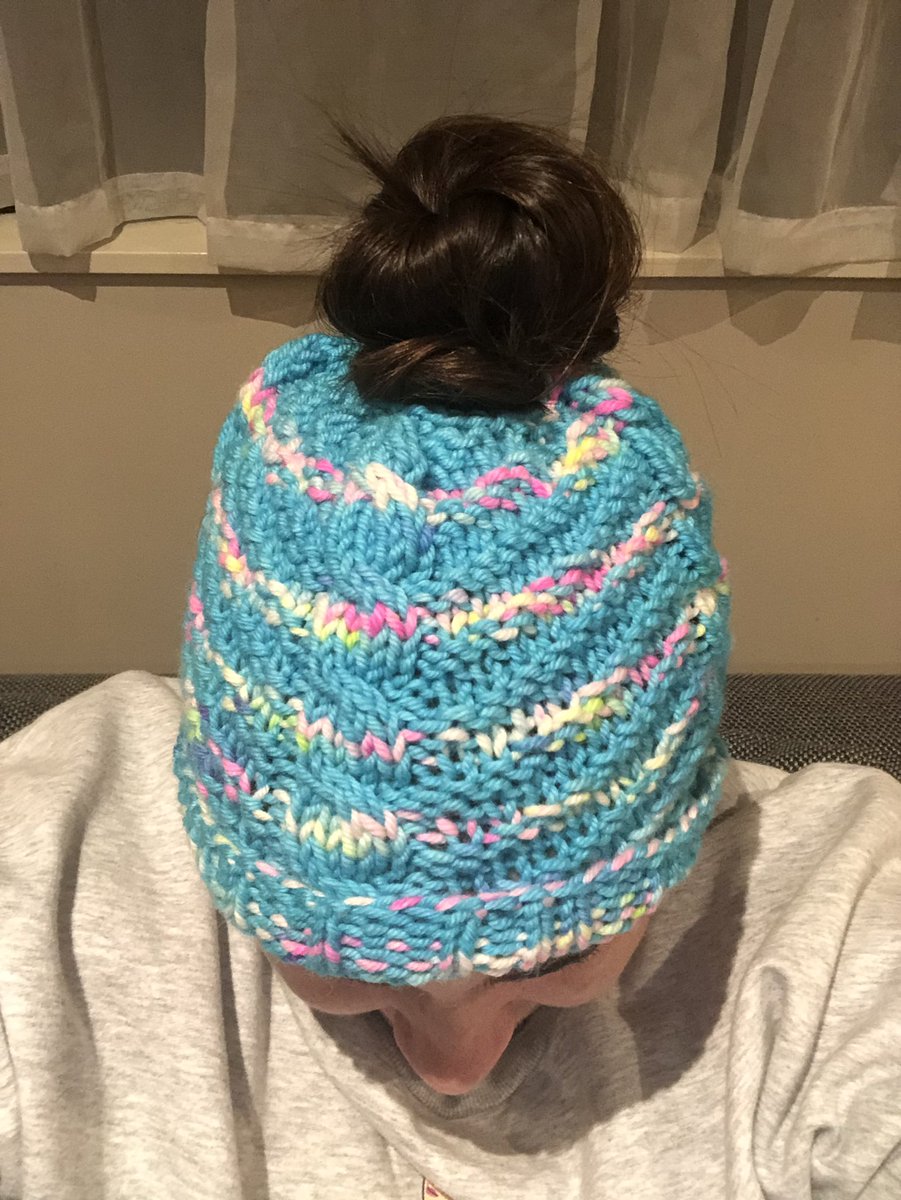 _jsycar_'s tweet photo. HOW AMAZING!! My SS made me a messy bun beanie!! It’s one of a kind as the yarn has been dyed by a friend of theirs who also wrote the pattern which my SS cleverly named “Bean there, Bun that” 😍😍 chocolates,lip balm and snack packs for my boys. Thank you! #MidWinterSecretSanta https://t.co/4hu8oFuvN1