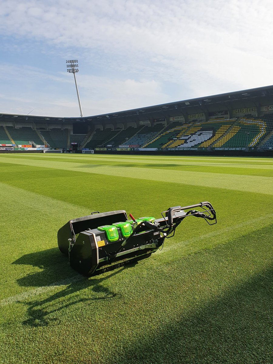 BoVideler's tweet photo. 1e keer met de Allet kooimaaier!
Zeer tevreden over het maaibeeld!
@AllettMowers @milatigrass @arjenspek @AHVrij #ADO https://t.co/kXVKWH2jPr