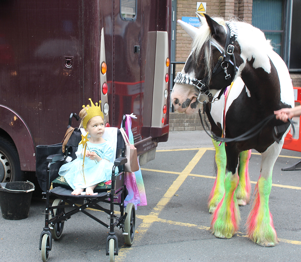 LDShospcharity's tweet photo. Yesterday, Gemma one of our Leeds Cares funded Play Specialists  helped make princess Thalia's dreams come true by surprising her with a visit from a unicorn!🦄👸✨🌈

Thalia has restrictive cardiomyopathy &amp; is on ward 51 at @Leeds_Childrens waiting for a heart &amp; lung transplant. https://t.co/tMR4FyxDRt